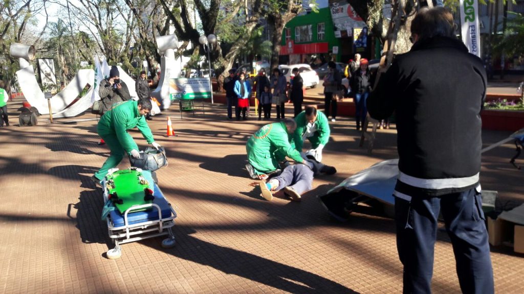 La empresa SOS realizó un simulacro de emergencia médica en la Plazoleta de los Extranjeros