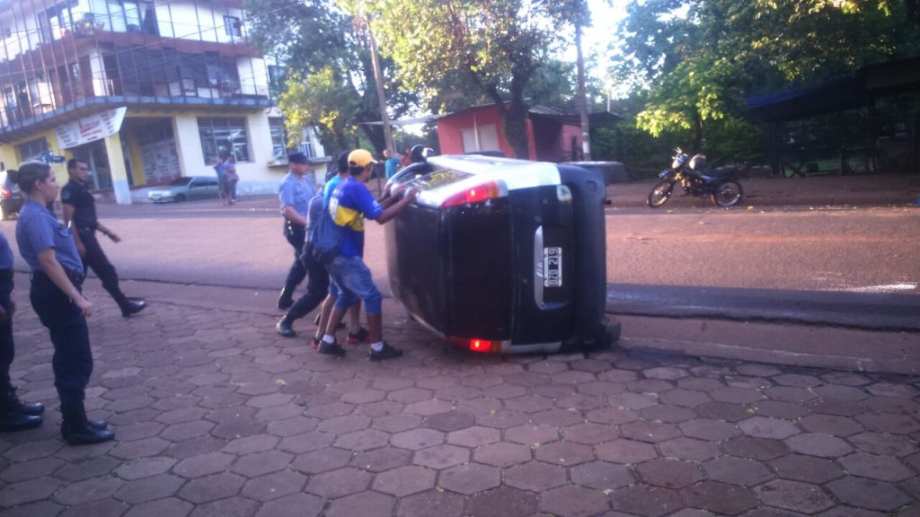 Colisión y vuelco dejó solo daños materiales en Oberá