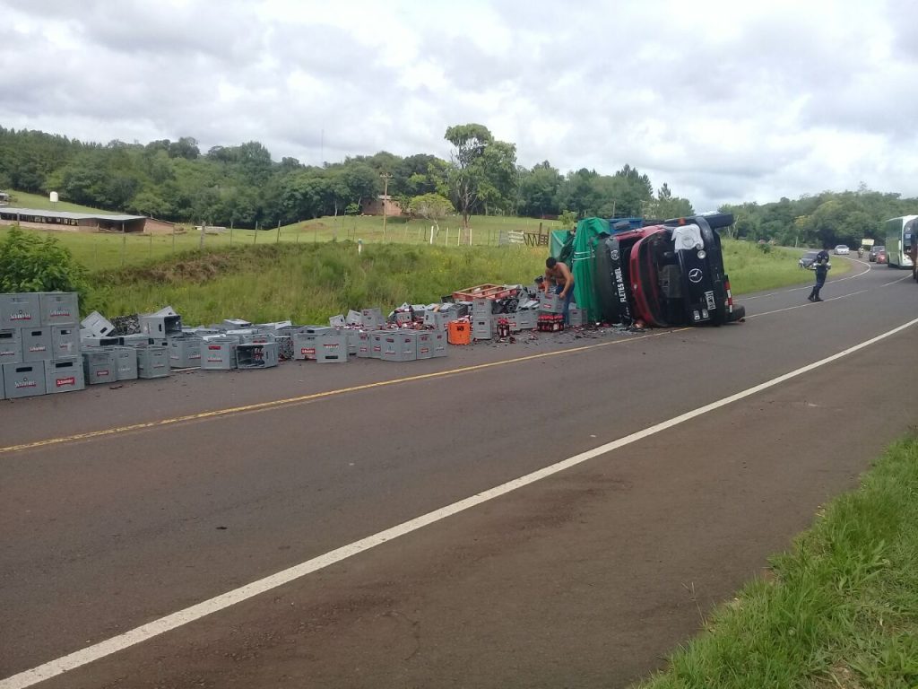 Vuelco de un camión cargado con cervezas en San Martín