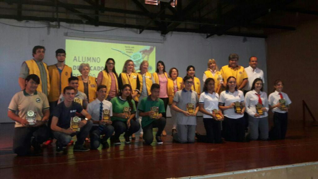 Club de Leones premió a alumnos destacados