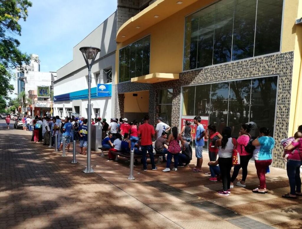 Lamentable espera de trabajadores que intentaban percibir su tarjeta alimentaria