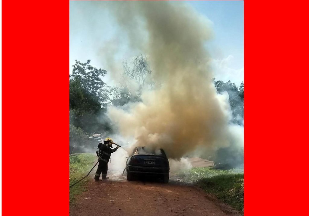 Se incendió un auto sobre la Av. 25 de Mayo