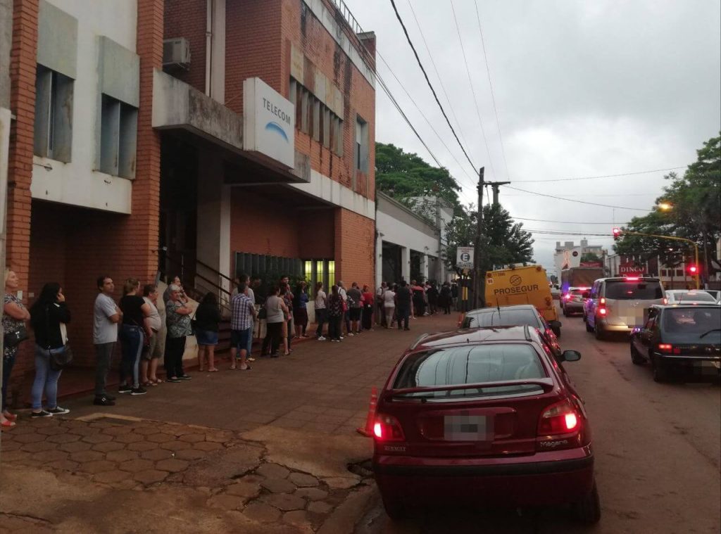 Largas filas en los cajeros desafiando al clima