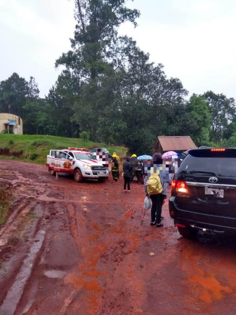 Por la lluvia, contingente escolar quedó varado en un camping