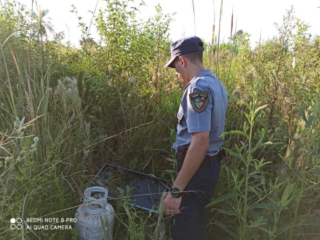 Policías recuperaron en el monte varios objetos robados de una casa del barrio Norte