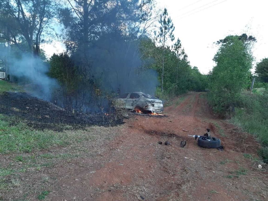 Un vehículo despistó y se incendió en San Martín