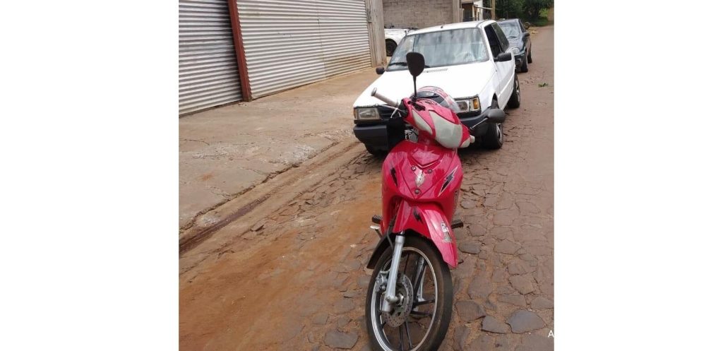 Motociclista resultó lesionada al impactar contra la puerta de un automóvil estacionado