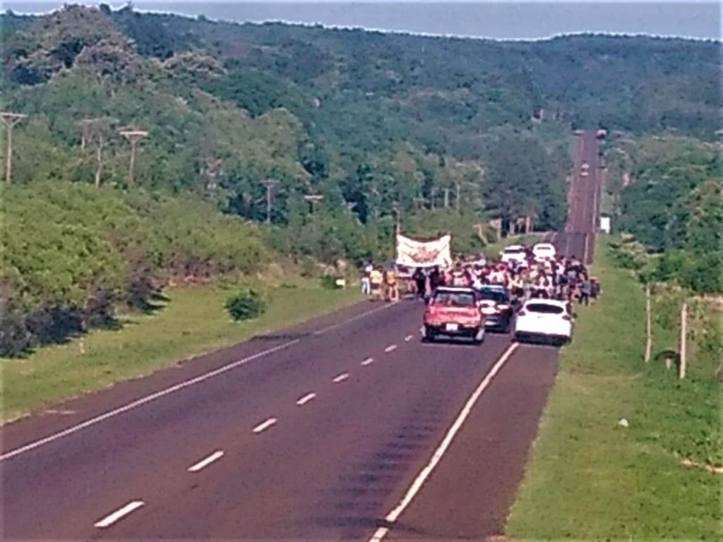 Tareferos protestan marchando sobre Ruta Provincial 103