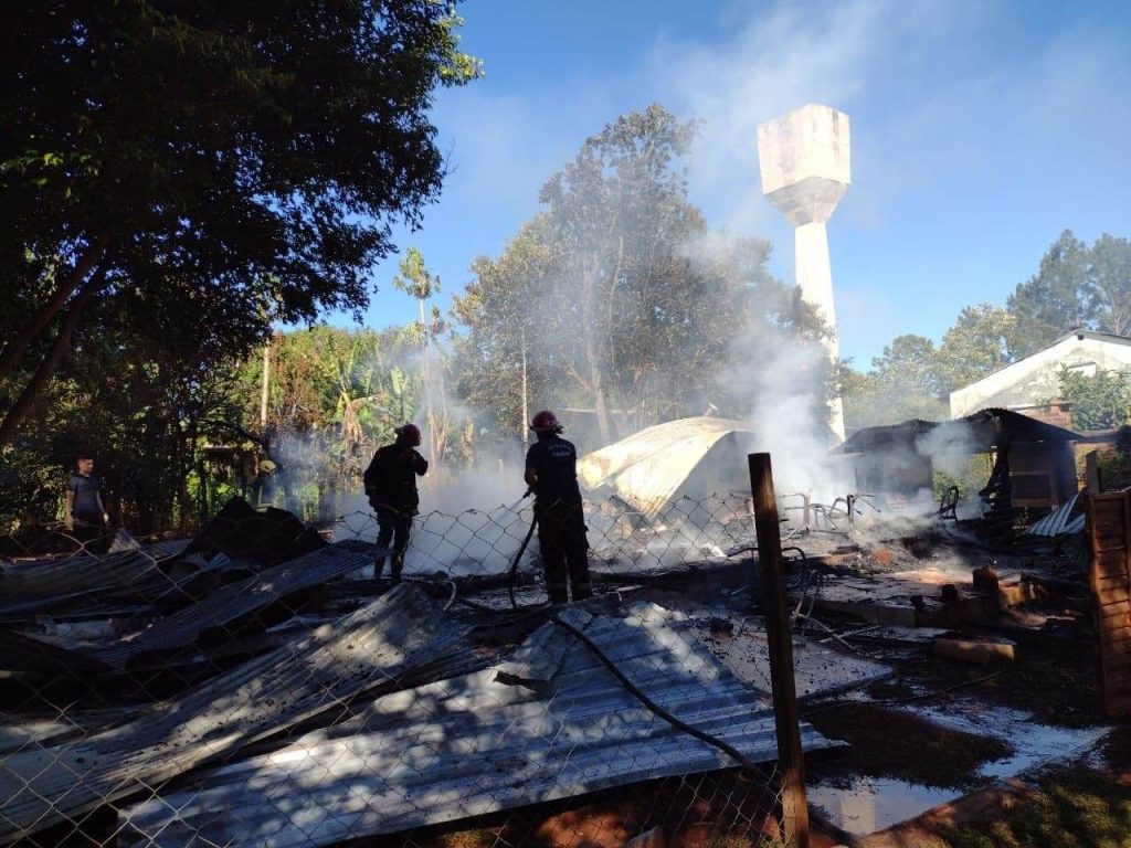 Una familia perdió su vivienda y todo lo que tenían en un incendio en Alberdi