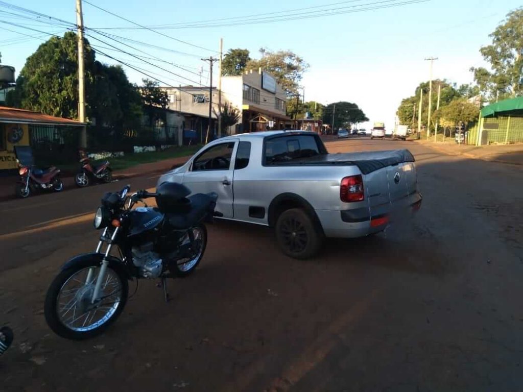 Colisión entre un vehículo y una motocicleta dejó como resultado un joven lesionado