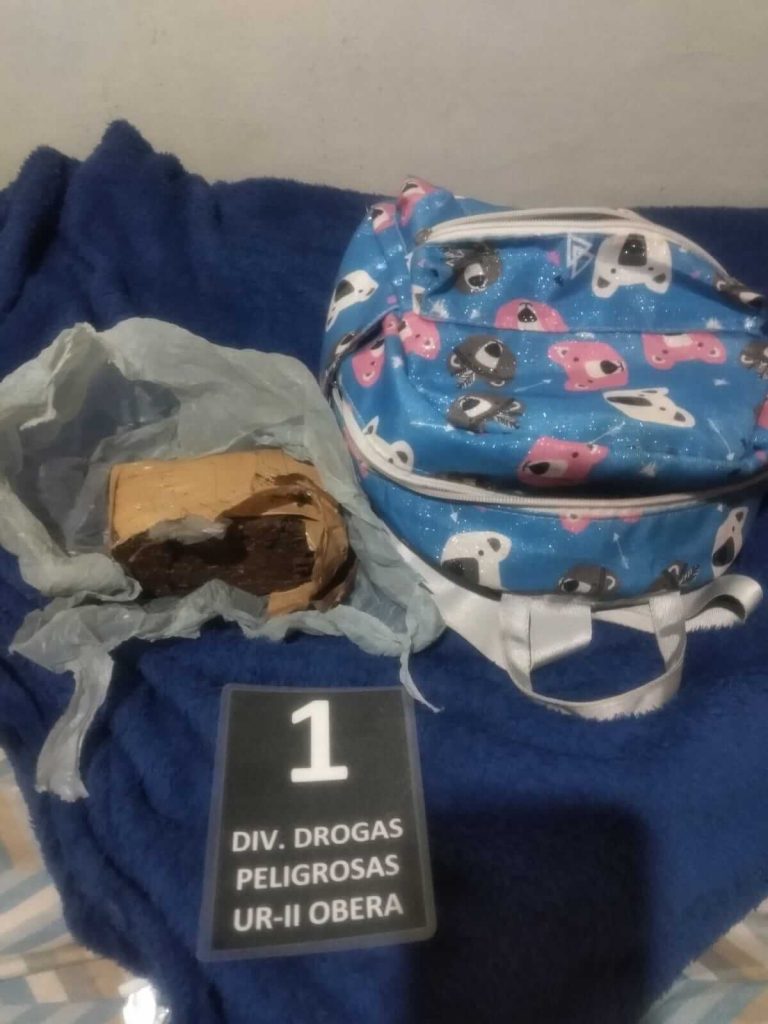 Descubrió droga en la mochila de su nieto y llamó a la policía