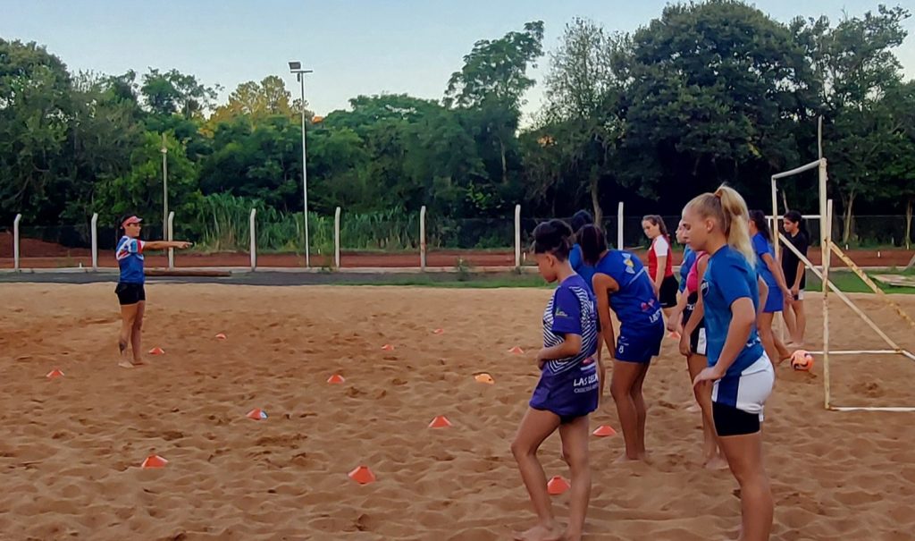 Las chicas del Fútbol Playa preparándose para los Evita en Mar Del Plata