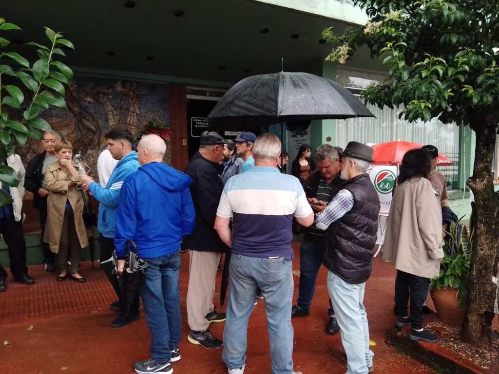 Socios se manifestaron frente a la CELO pidiendo la renuncia del Síndico y conocer las finanzas de la entidad