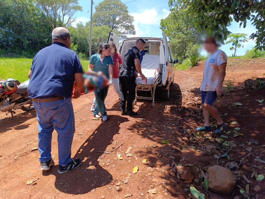 Padre e hija sufrieron escoriaciones leves tras despistar en una motocicleta