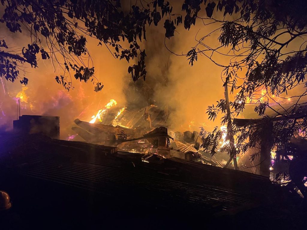 Dos hermanos perdieron su carpintería por un incendio en Barrio Schuster