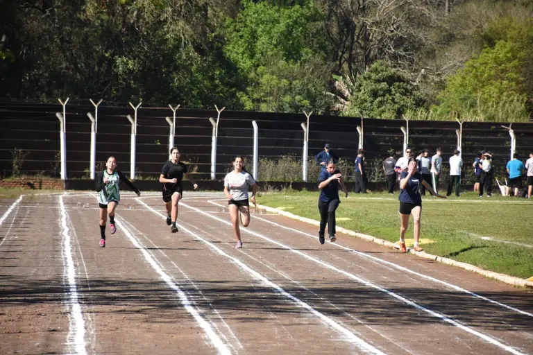 Jóvenes atletas participaron de una nueva competencia de los JDM e Intercolegiales