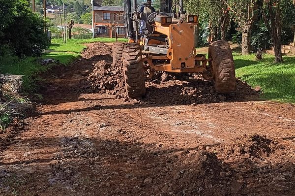 Realizan trabajos de entoscado y perfilado de calles en distintos barrios de Oberá