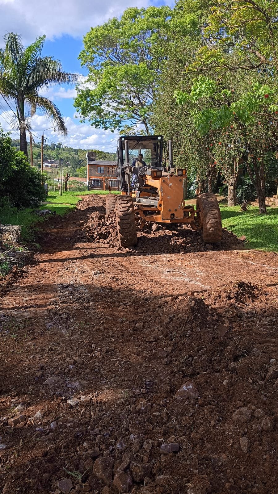 Realizan trabajos de entoscado y perfilado de calles en distintos barrios de Oberá