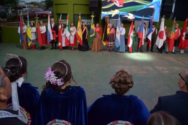 Emotivo y homenaje a los Inmigrantes en su día