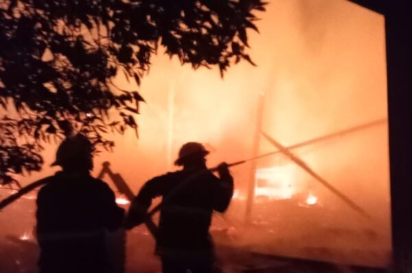 Incendio destruyó la ex Bailanta Tropical en Panambí e investigan cómo se inició el fuego