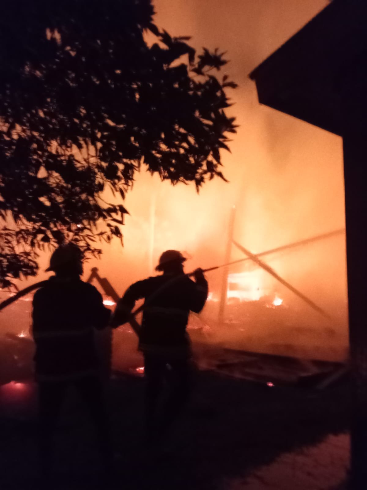 Incendio destruyó la ex Bailanta Tropical en Panambí e investigan cómo se inició el fuego
