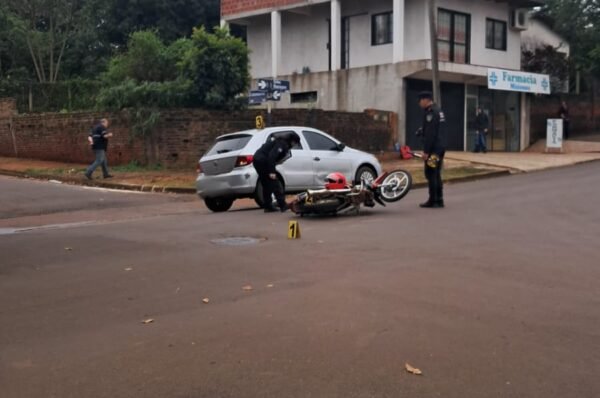 Siniestro vial en Oberá: una motociclista fue hospitalizada tras chocar con un auto