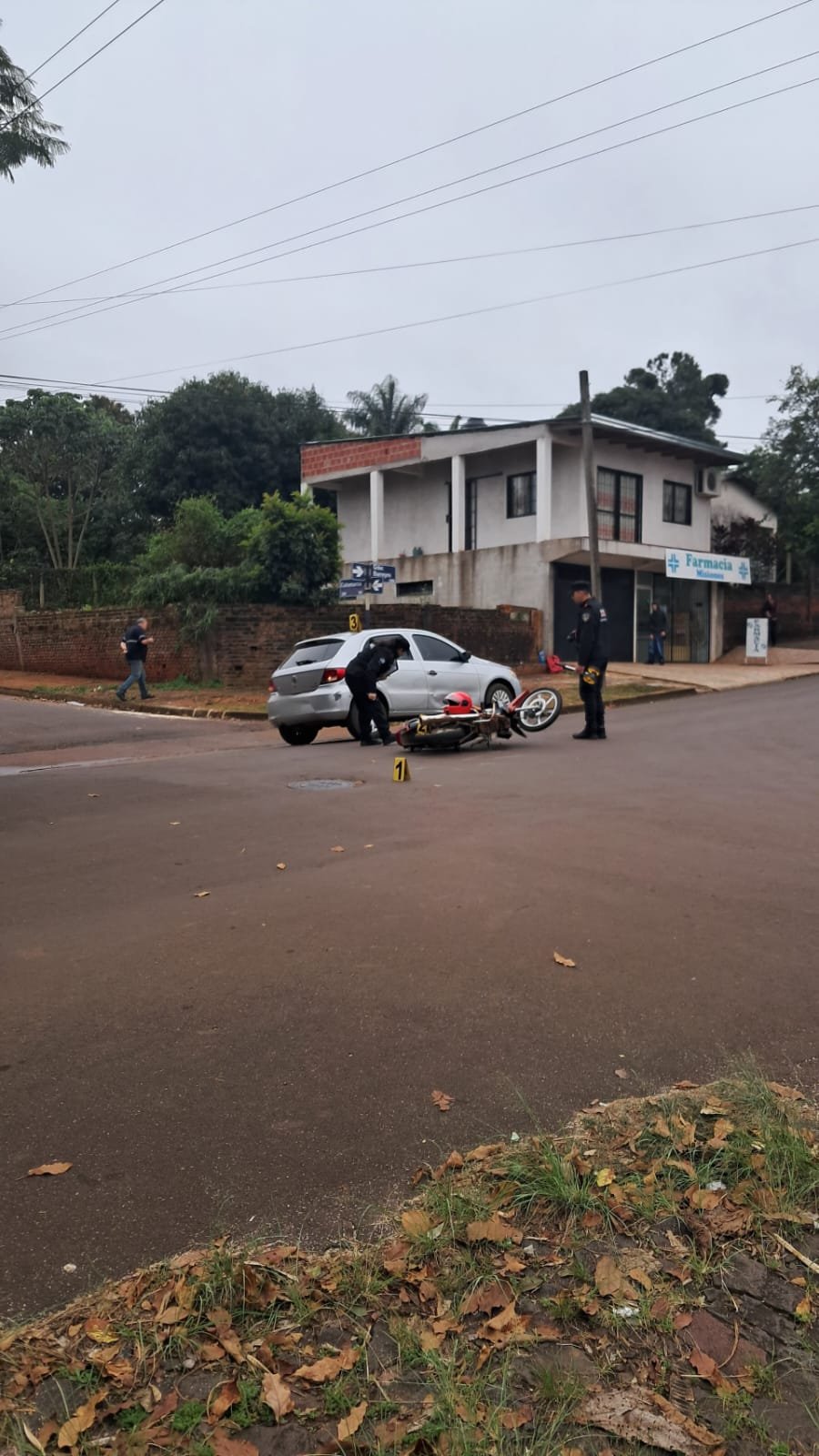 Siniestro vial en Oberá: una motociclista fue hospitalizada tras chocar con un auto