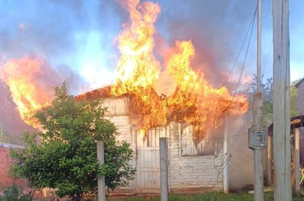 Un incendio destruyó una vivienda en el barrio Copisa de Oberá