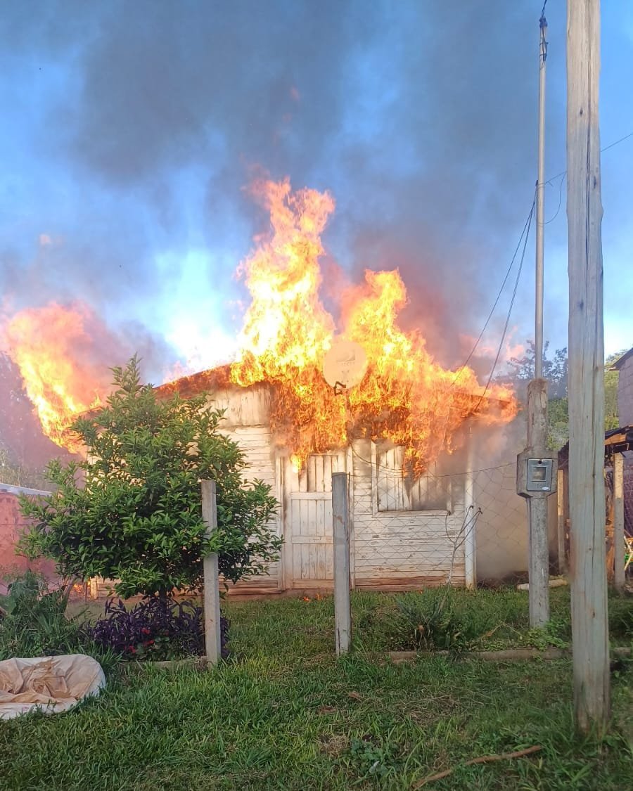Un incendio destruyó una vivienda en el barrio Copisa de Oberá