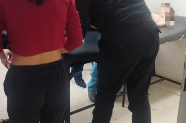 Una niña de 2 años convulsionaba y su abuela recurrió a la Policía para que la asista