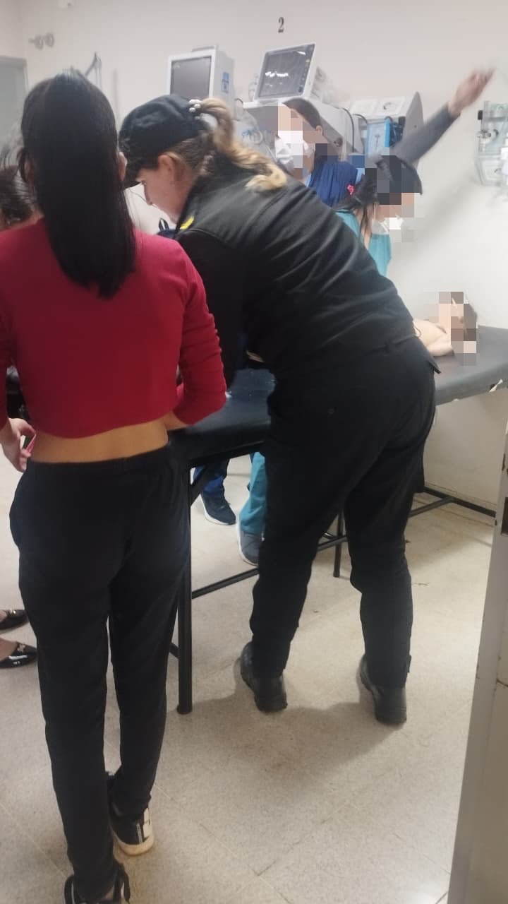 Una niña de 2 años convulsionaba y su abuela recurrió a la Policía para que la asista