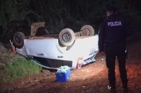 Despistó tras la explosión de un neumático y resultó ileso en Campo Viera