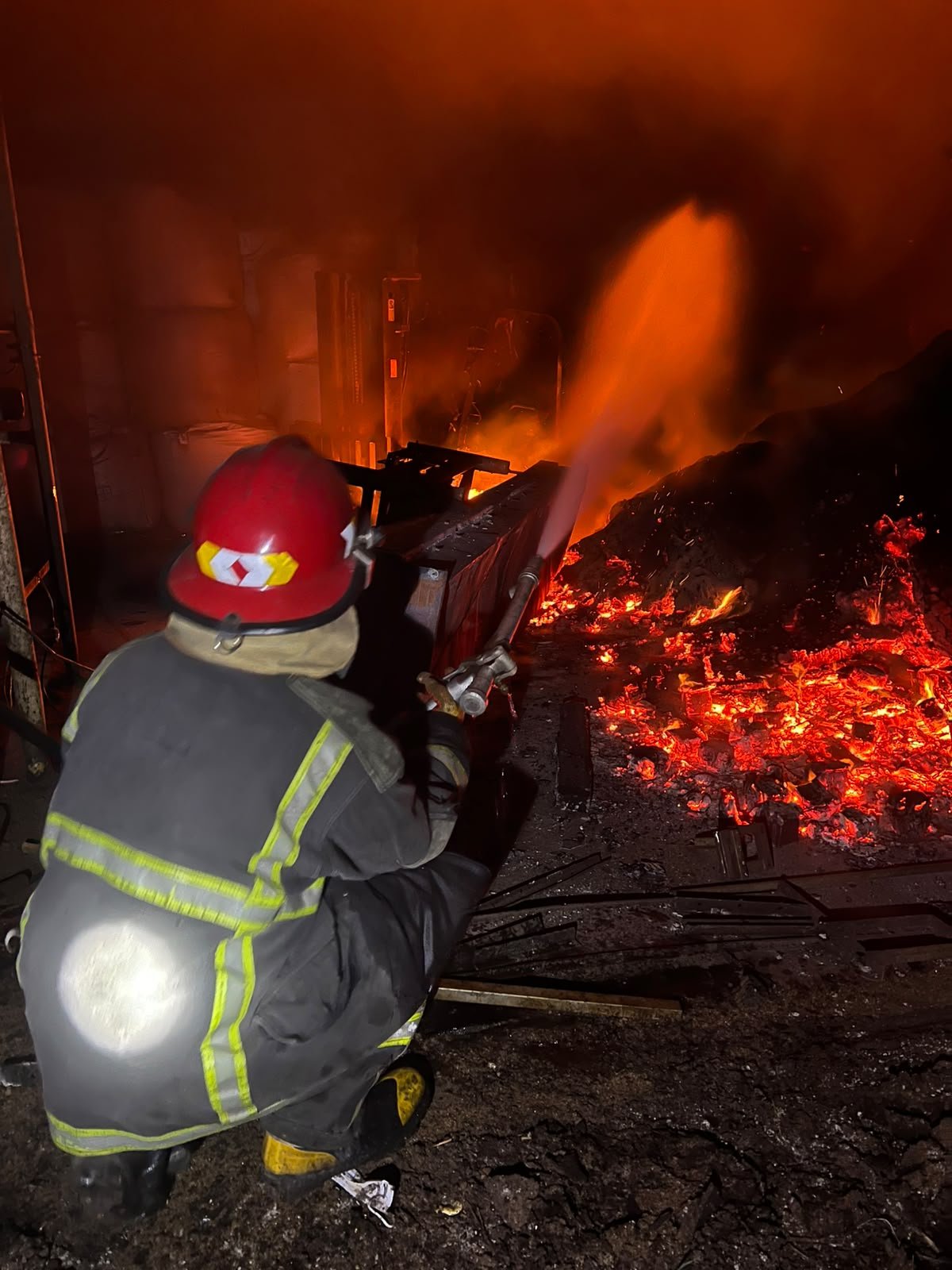 Incendio en un secadero de té de General Alvear afectó 800 toneladas de producción