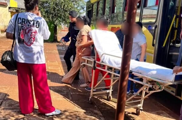 Policías escoltaron a un colectivo hasta el hospital tras la descompensación de una pasajera