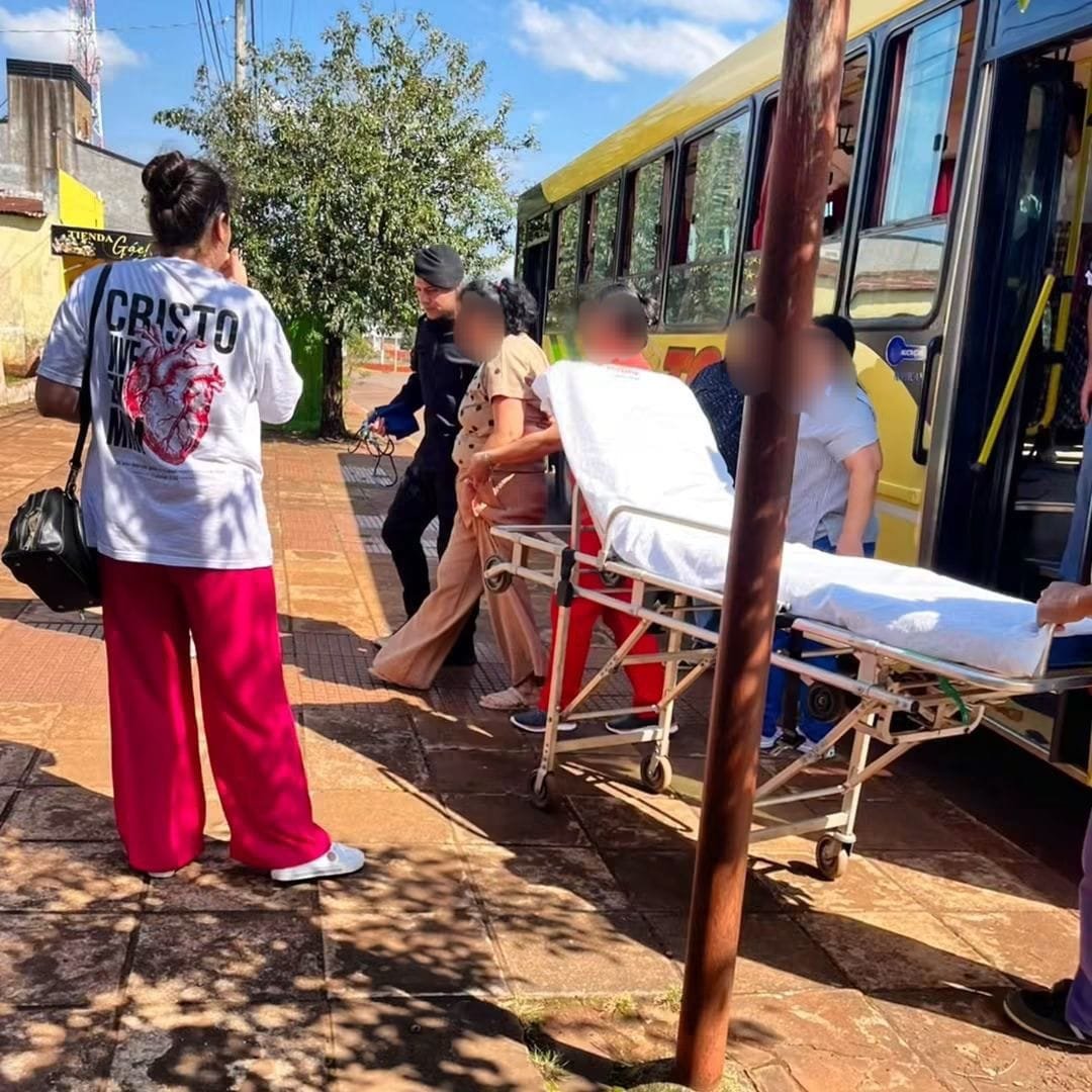 Policías escoltaron a un colectivo hasta el hospital tras la descompensación de una pasajera