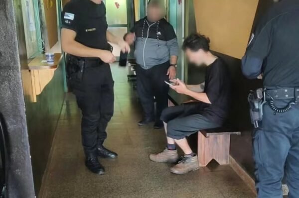 Un cicloviajero sufrió un accidente y recibió asistencia policial en Alberdi