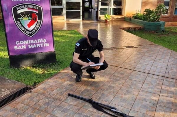 Un alumno de 16 años fue demorado tras una denuncia por un arma en una escuela de San Martín