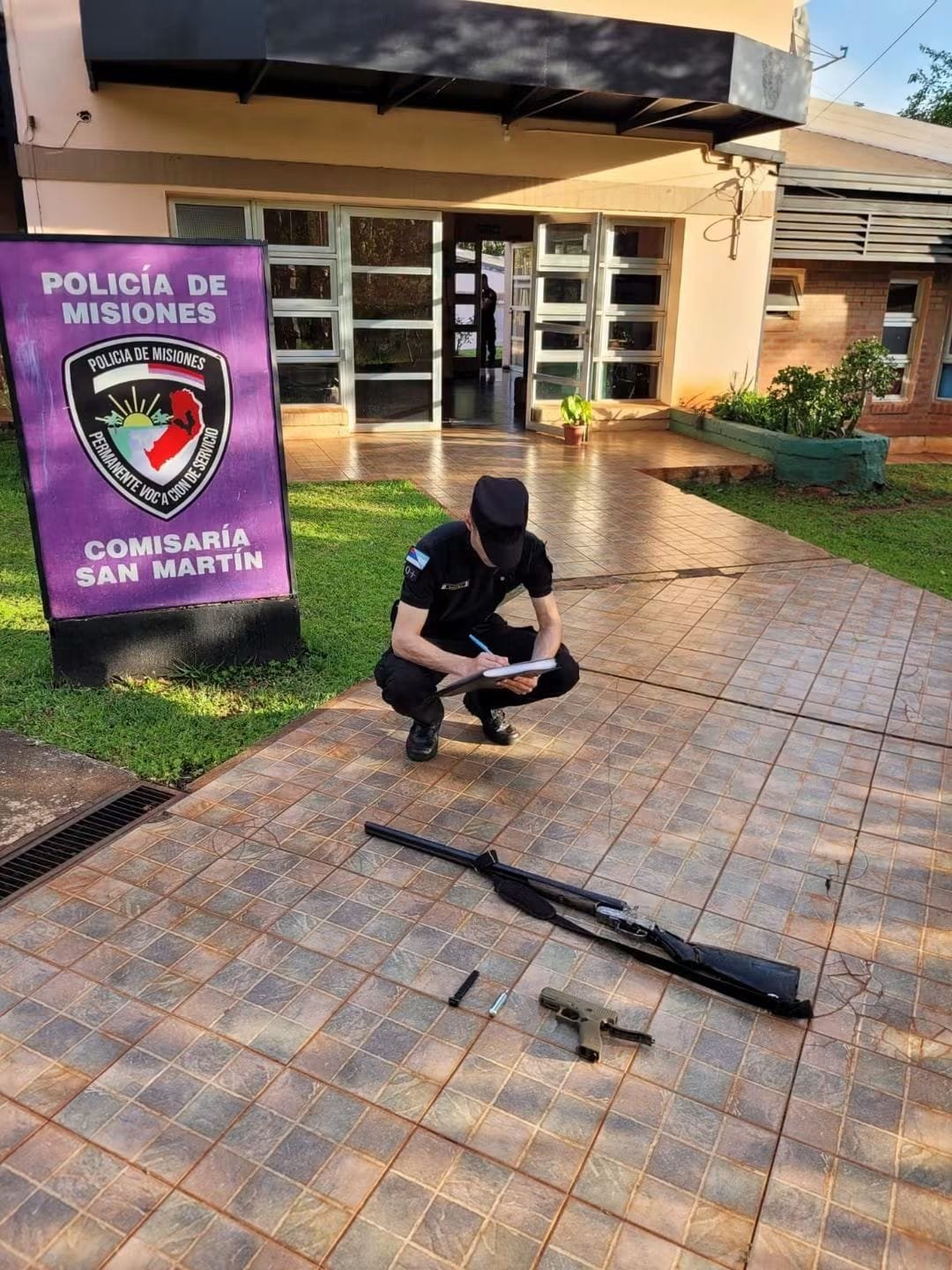 Un alumno de 16 años fue demorado tras una denuncia por un arma en una escuela de San Martín