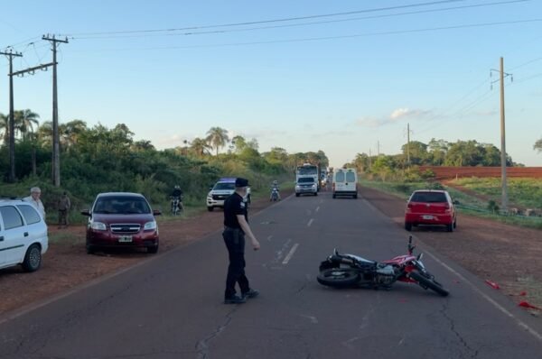 Dos personas lesionadas tras un choque entre una moto y una camioneta en Los Helechos