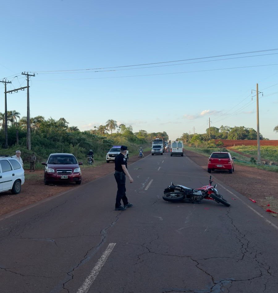 Dos personas lesionadas tras un choque entre una moto y una camioneta en Los Helechos