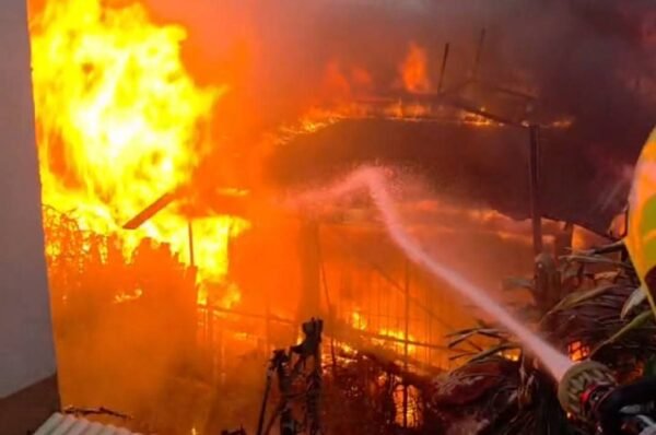 Incendio en un depósito de Oberá: el trabajo conjunto de bomberos evitó que el fuego alcanzara viviendas