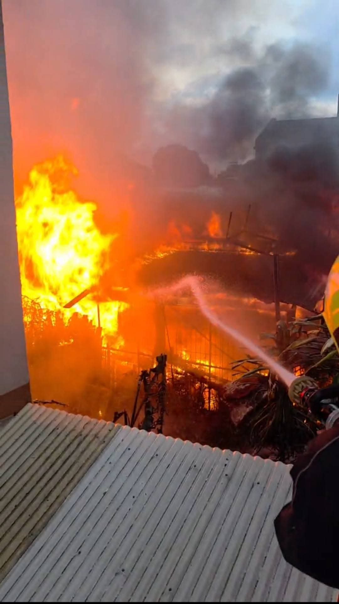 Incendio en un depósito de Oberá: el trabajo conjunto de bomberos evitó que el fuego alcanzara viviendas