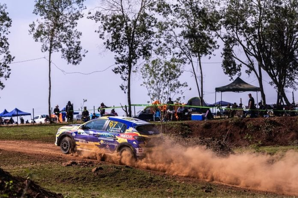 El equipo de Hugo y Martín Tomas festejó un histórico segundo puesto en el Rally de Paraguay tras una estrategia clave con los neumáticos