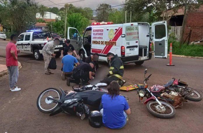 Tres personas resultaron heridas tras el choque de dos motocicletas en Jardín América