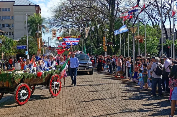 Una multitud vive el desfile de la Fiesta Nacional del Inmigrante, que comienza con entrada gratuita