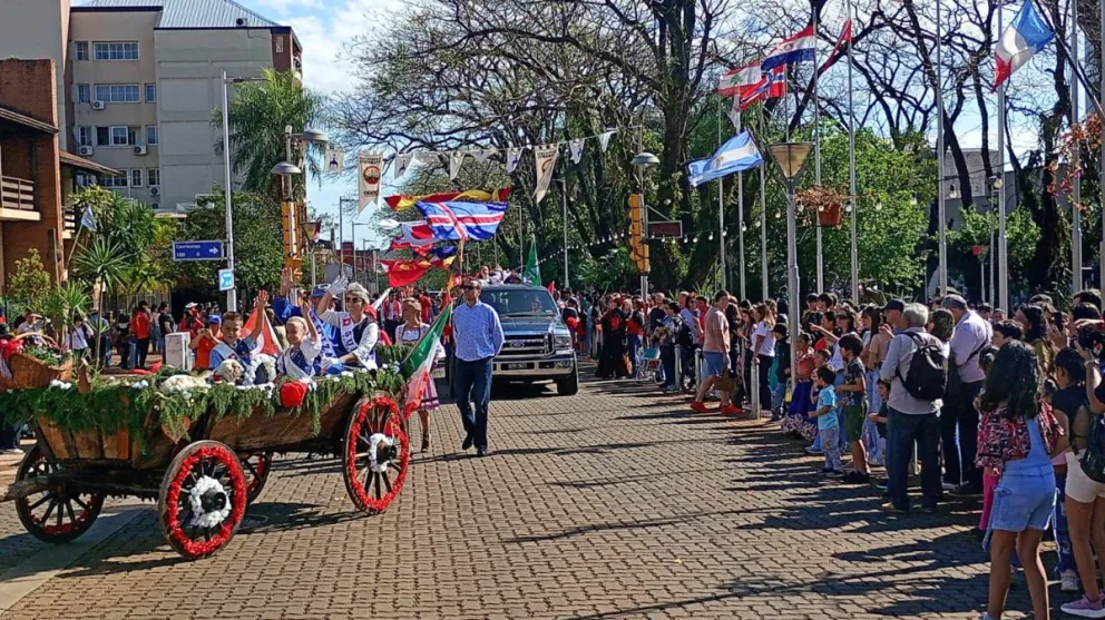 Una multitud vive el desfile de la Fiesta Nacional del Inmigrante, que comienza con entrada gratuita