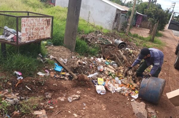 Limpian un microbasural recurrente en el barrio Villa Martos