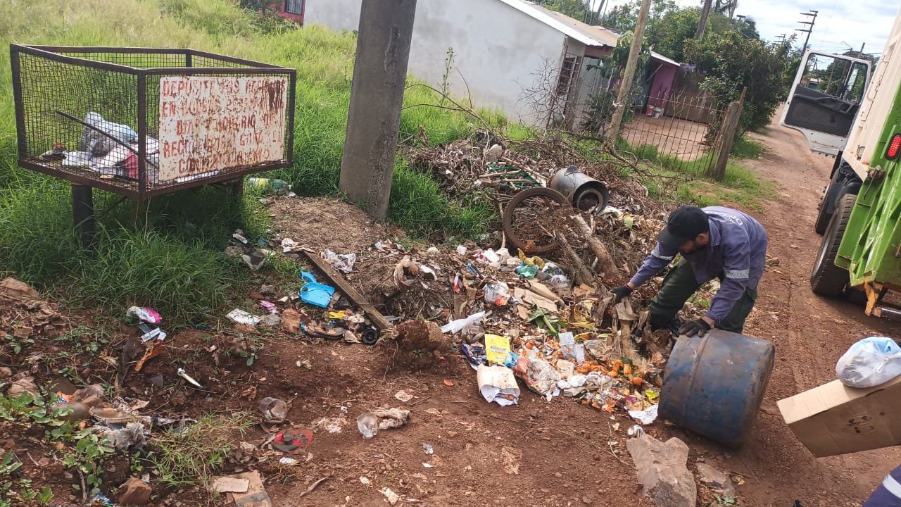 Limpian un microbasural recurrente en el barrio Villa Martos