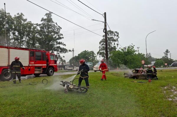 Simularon un choque múltiple con un colectivo, un auto y una moto incendiada para evaluar la respuesta ante emergencias en Oberá