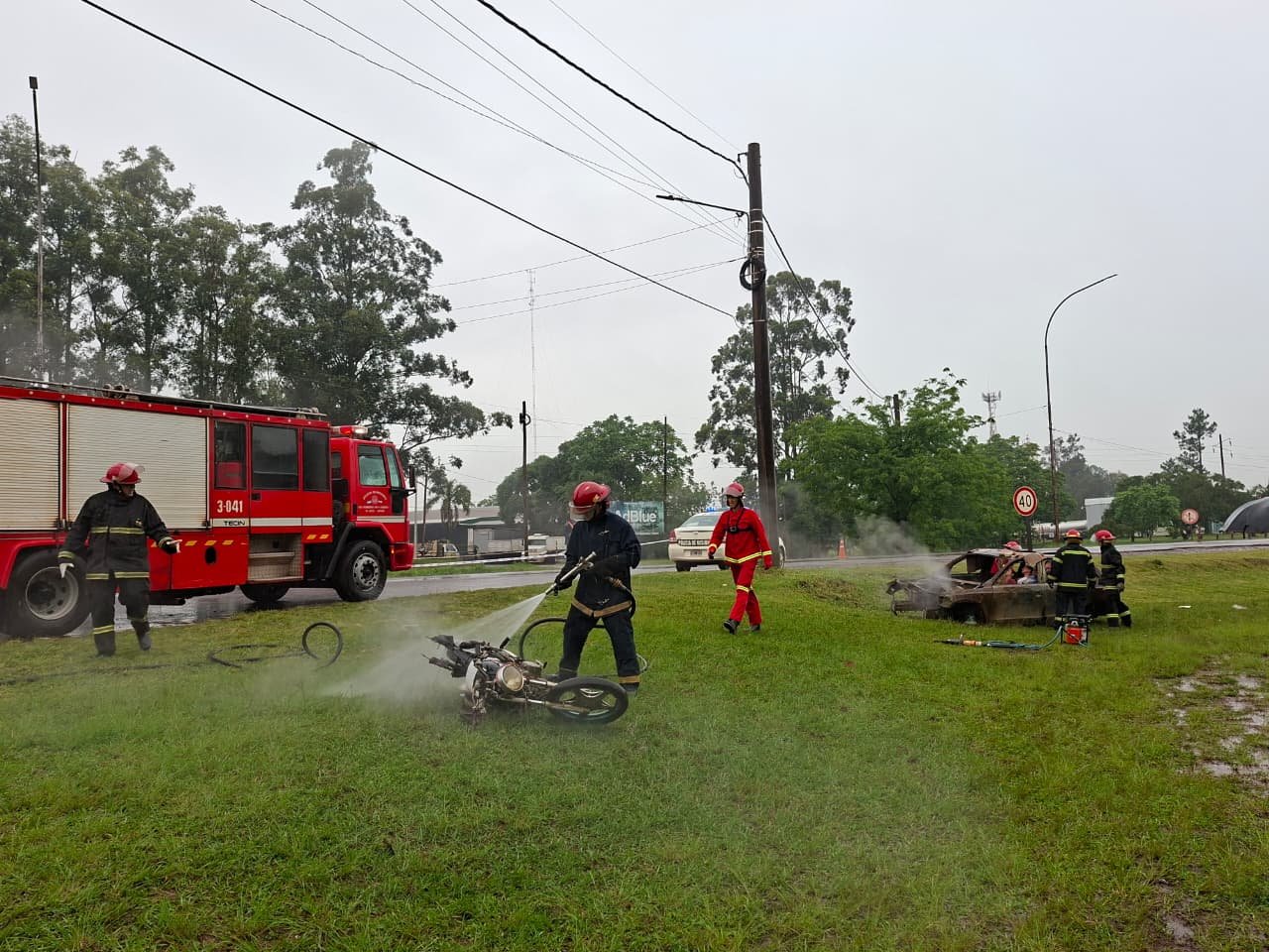 Simularon un choque múltiple con un colectivo, un auto y una moto incendiada para evaluar la respuesta ante emergencias en Oberá